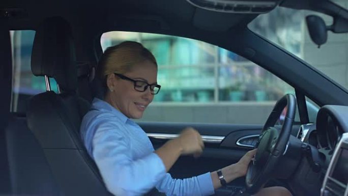 女商人开车时喝咖啡，睡眠不足，忙碌的生活方式