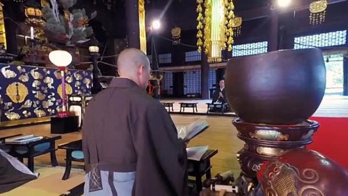 在佛教寺庙里祈祷和念经的日本僧侣