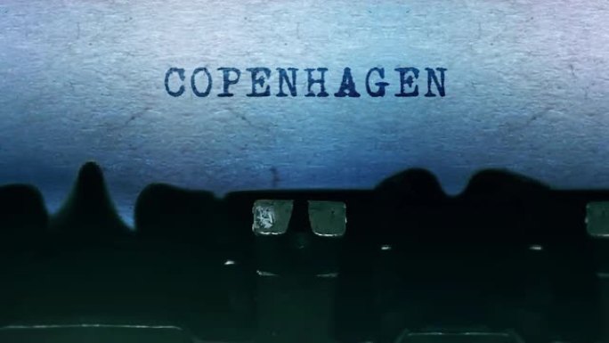哥本哈根文字用一台老式打字机在纸上打字。