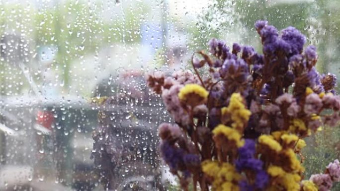 玻璃上有水滴的花的抽象镜头