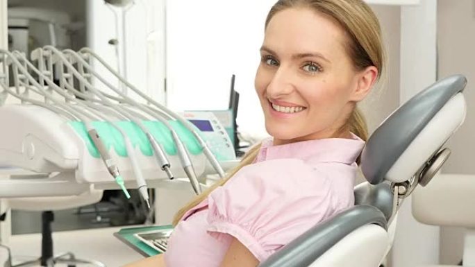 牙医椅上的美女简洁风格外国女性口腔健康问
