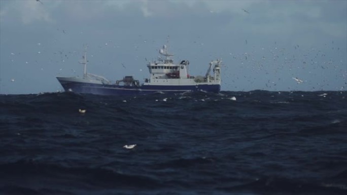 渔船拖网渔船航行在波涛汹涌的北海