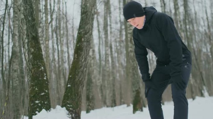 一个年轻人在冬天的森林里晨跑，累了，停下来休息，继续跑。他恢复了体力，克服了乏力，继续奔跑。坚持不懈