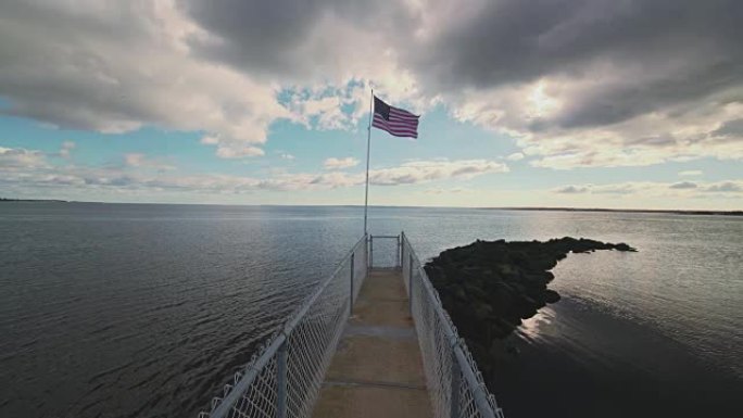 在海上飘扬的美国国旗。风景静态视图。