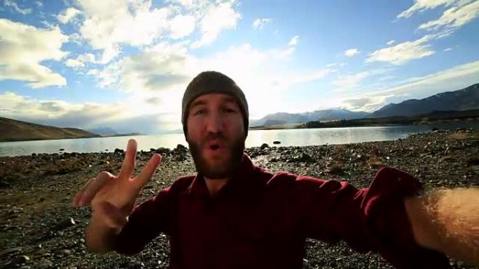 年轻人以壮观的风景拍摄自拍肖像