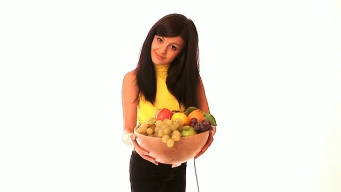 高清: 带着水果篮的年轻女子