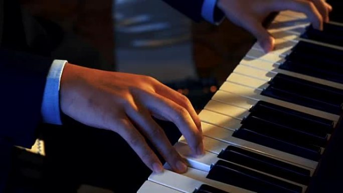 HD CU: 男人手在键盘上弹钢琴