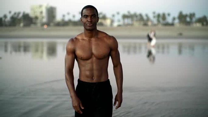 年轻的黑人，训练有素的肌肉运动员，在日落时在海滩上进行健身运动，在美国加利福尼亚州洛杉矶的圣莫尼卡