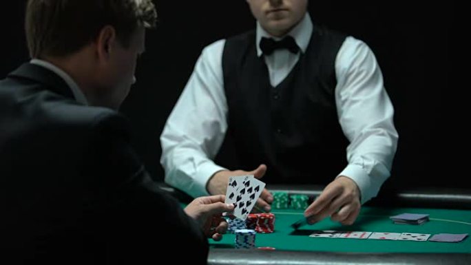 自信的扑克玩家在赌场大赌注，获胜的机会，赌博