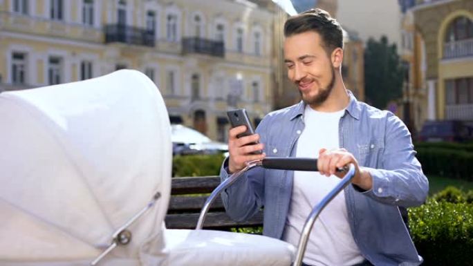 快乐的男人在婴儿车附近使用智能手机，对简单的移动应用感到惊讶
