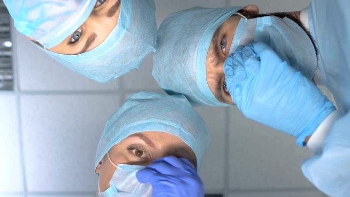 诊所工作人员在手术前戴上无菌口罩，整形外科团队合作