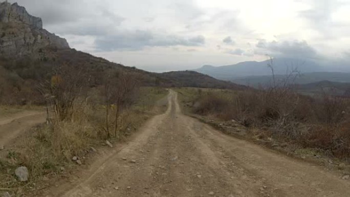 古老的废墟之路上山之旅