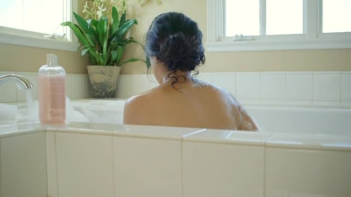 女人在浴缸里洗澡女人在浴缸里洗自己洗澡