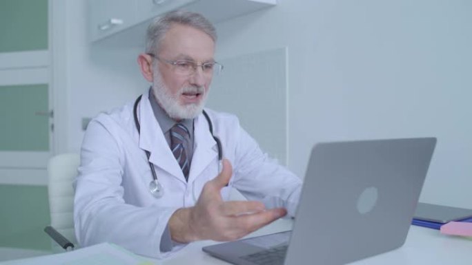 男医师在线与患者进行电话会议，医疗咨询