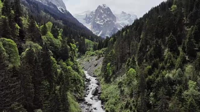 瑞士阿尔卑斯山的冰川融化使山涧奔涌