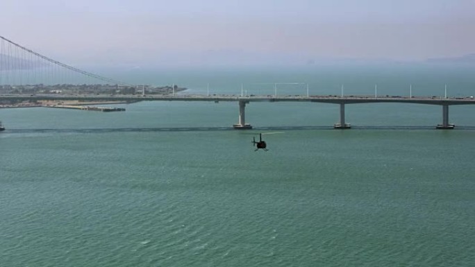 空中直升机飞往旧金山-奥克兰海湾大桥上的德怀特·D·艾森豪威尔高速公路
