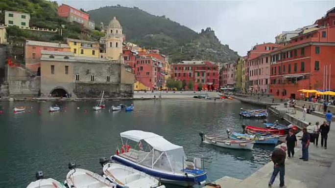 意大利五渔村国家公园五地地中海韦尔纳扎的多彩港口
