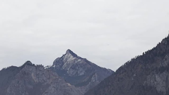 特劳恩施泰因山峰，鸟儿在空中绕行