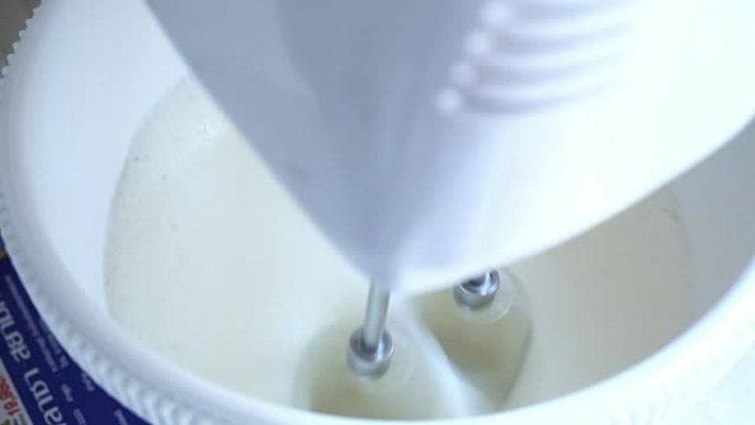 用机器关闭混合奶油