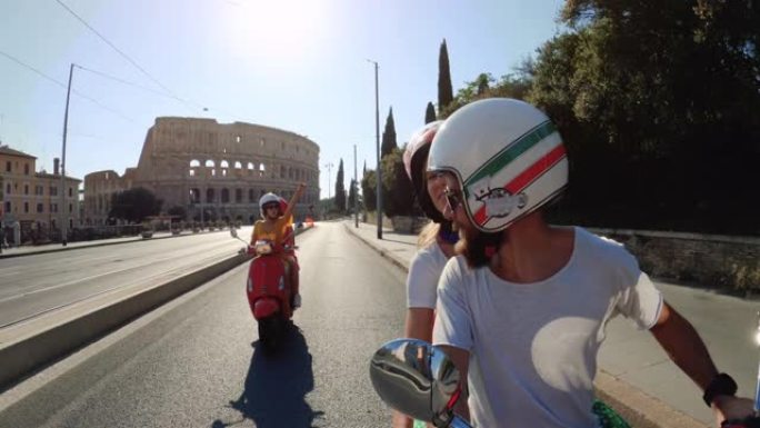 POV自拍滑板车骑行: 罗马市中心摩托车上的朋友