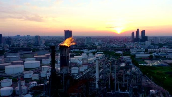 黄昏时大型炼油厂设施的鸟瞰图