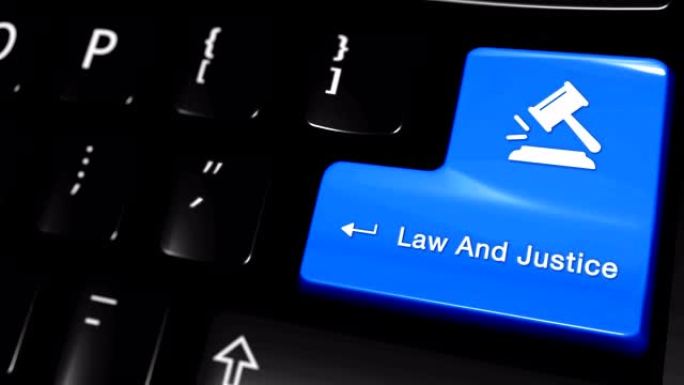 法律与正义在电脑键盘上移动。