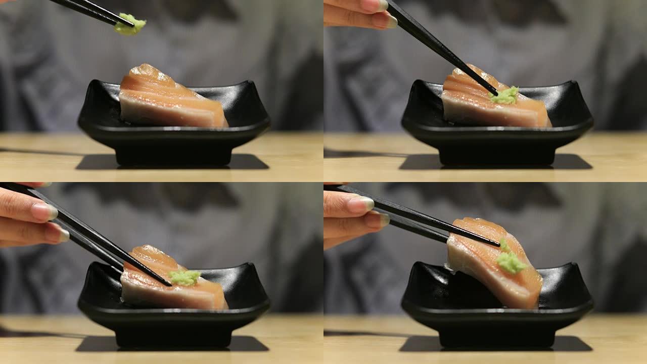 4K: 关闭筷子拿起三文鱼生鱼片日本食品