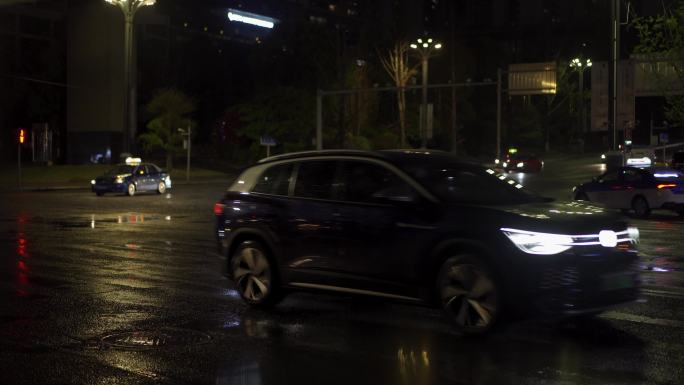 下雨天城市街道路口的车辆