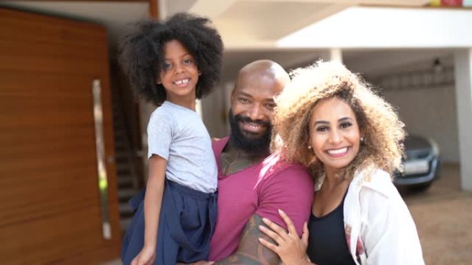 他们家门前幸福家庭的肖像