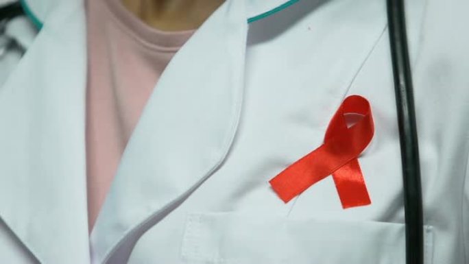 医生钉上红丝带，宣传艾滋病观念，预防和治疗
