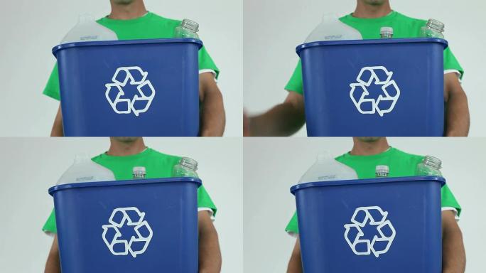 将塑料瓶放入回收站