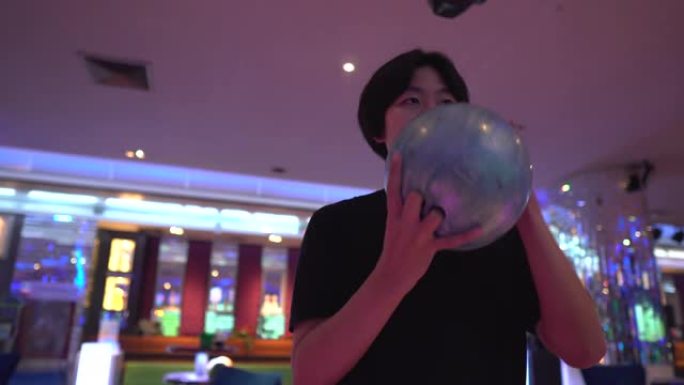 年轻人在保龄球馆打保龄球