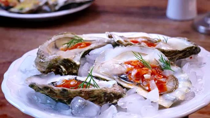 准备牡蛎菜打开新鲜牡蛎美食生蚝食材海鲜