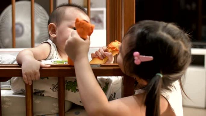 亚洲可爱小妹妹家庭与新生男婴哥哥玩耍