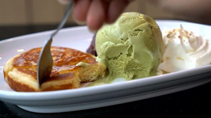 绿茶冰淇淋和煎饼绿茶冰淇淋和煎饼