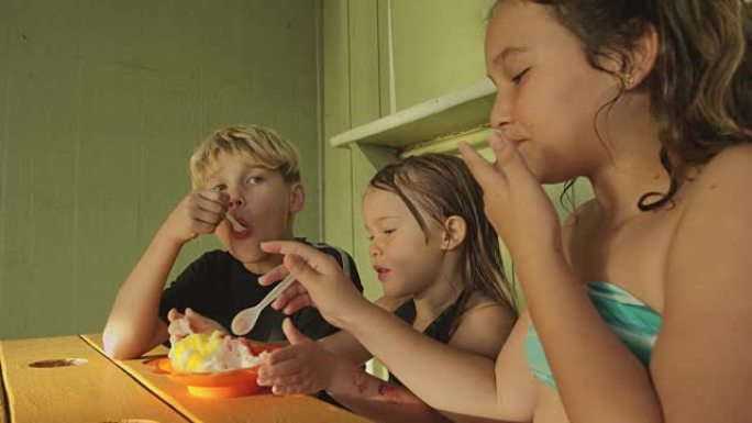夏威夷毛伊岛的孩子们一起吃刨冰。