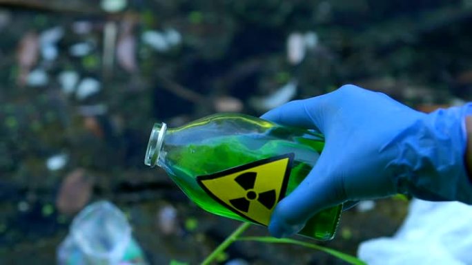 用手套将放射性液体倒入垃圾填埋场，生态危害，危险