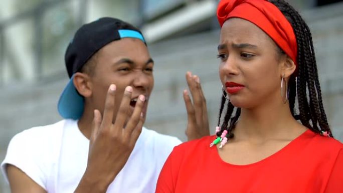 非裔美国少年男孩指责不满意的女友，在户外吵架