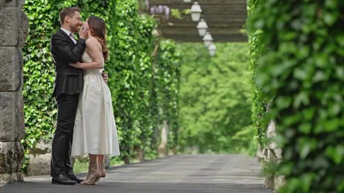 SLO MO DS新娘和新郎在美丽的通道中接吻