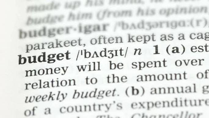 预算，英语词汇页面上的铅笔指向词，储蓄计划