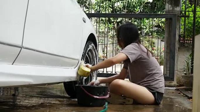 女孩打扫她的车洗车擦拭洗车工