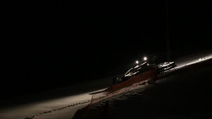 用于平整滑雪场的机器在晚上工作。