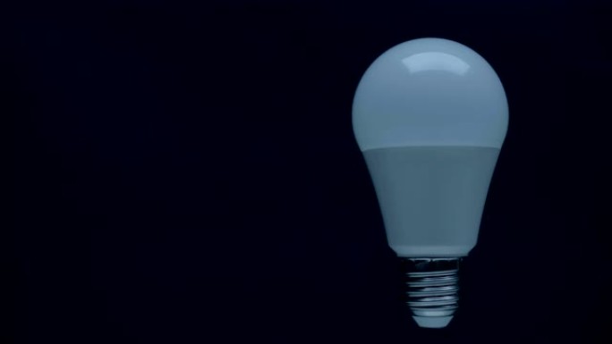 节能环保的发光二极管球泡灯在黑色背景上点亮