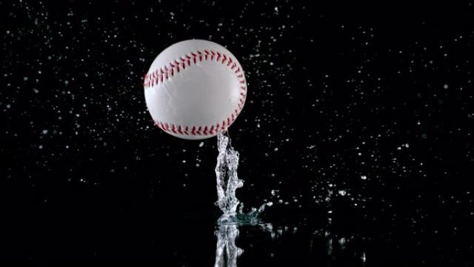 棒球击中潮湿的表面时，SLO MO LD水溅起