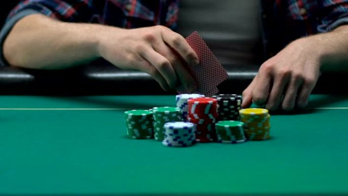 初学者扑克玩家丢掉自己的牌，输掉所有的钱，赌博业务