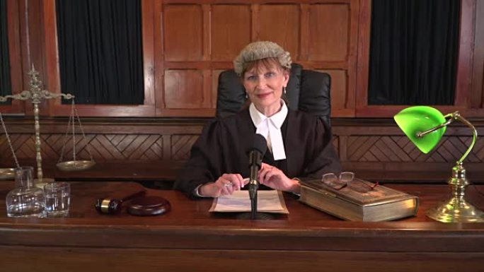 4K DOLLY: 法院的女法官对着镜头微笑