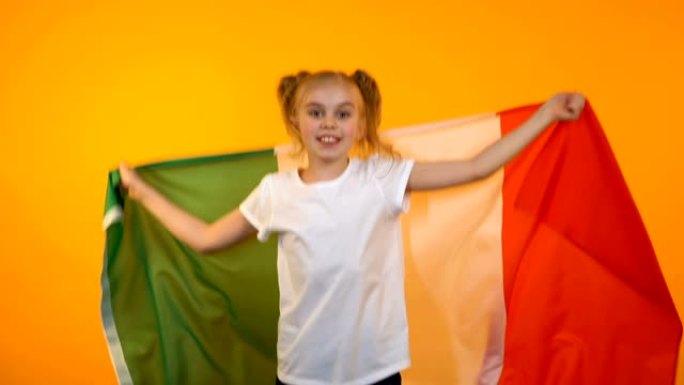 快乐的漂亮少女跳着意大利国旗，球迷欢呼