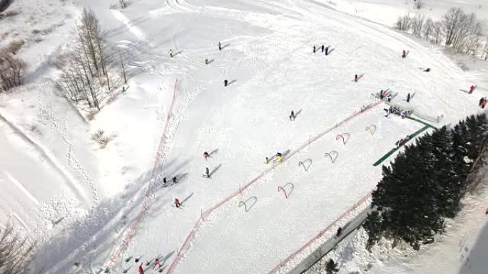 拥挤的人在雪地上滑雪