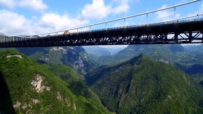 中国湖北峡谷四渡河吊桥鸟瞰图。