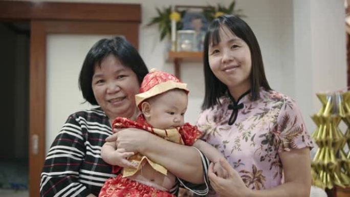 4k镜头描绘了一个多世代的中国民族家庭一起庆祝农历新年